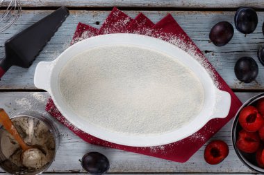 Erikli rendelenmiş turta tarifi, üst görünüm, kırsal biçim