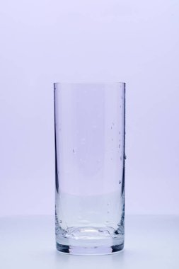 Açık leylak arkaplanda boş bardaklar, bar, restoran, reklam