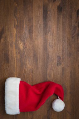 Noel Baba şapkası ahşap arka planda fotokopi alanı var. Noel, Yeni Yıl