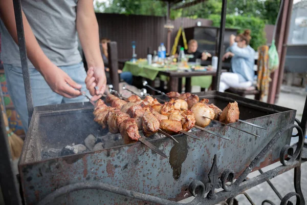 男人在烤肉烤架上煎什锦烤面包 夏天的一天 在一个私人住宅的后院生火 — 图库照片