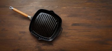 Kızartma için boş ızgara tavası bbq yakın plan ahşap masa, rustik tarzı