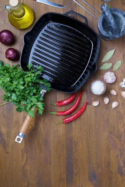 Black Iron Empty Grill Pan Wooden Texture Background Herbs Spices — Stock Photo, Image