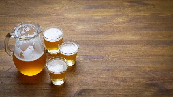 Beer Pitcher Glasses Close Wooden Table Copy Space — Stock Photo, Image