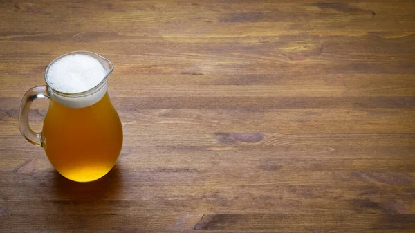 Jarro Cheio Cerveja Fechar Cima Mesa Madeira Com Espaço Cópia — Fotografia de Stock