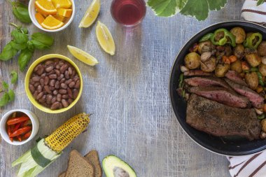 Büyük bir tavada kızarmış jambon, sebze ve baharatlı, Amerikan usulü kızarmış et ve patates, soslu fasulye ve abur cubur, metin için fotokopi alanı