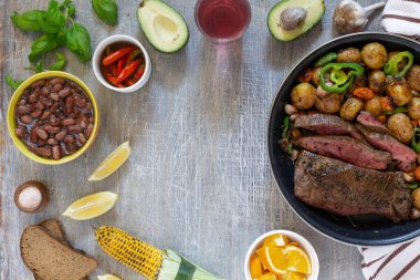 Büyük bir tavada kızarmış jambon, sebze ve baharatlı, Amerikan usulü kızarmış et ve patates, soslu fasulye ve abur cubur, metin için fotokopi alanı