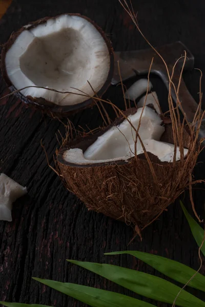 木製の背景に トップビューにココナッツのみじん切り ココナッツミルクとココナッツフレークは熱帯食品です — ストック写真