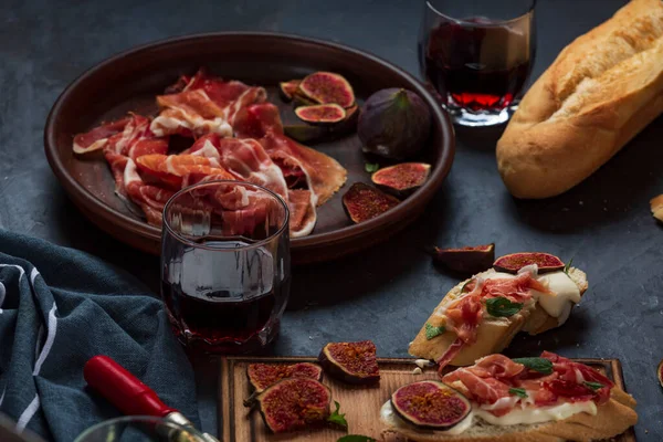 Sandwiches Cream Cheese Jamon Close Spanish Appetizers Wine Fotos De Bancos De Imagens Sem Royalties