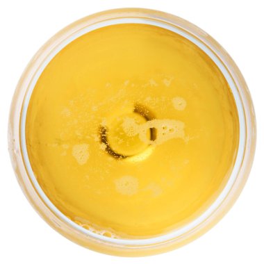 Hafif bira bardağındaki bira kabarcıkları beyaz, makro izole üst görünüm