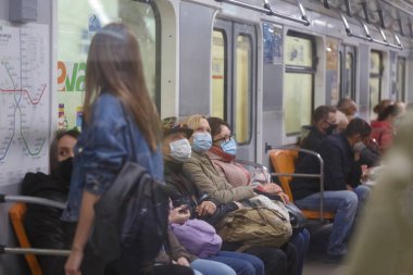 06.03.2020, Kyiv, Ukrayna, metro vagonlarında koruyucu maskeli insanlar. salgın Coronavirus enfeksiyonu (COVID-19)