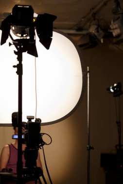 Film stüdyosundaki Pavilion, fotoğraf stüdyosunun çekim süreci, sette çeşitli cihazlar ve eşyalar.