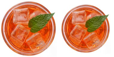 Tazeleyici içecek ve bardakta buzlu kokteyl seti, arka planda beyaz bir manzara.