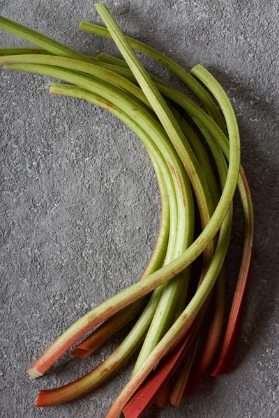 Frische Bio Rhabarberstämme Auf Grauem Betonsteinhintergrund Platz Für Ihren Text — Stockfoto