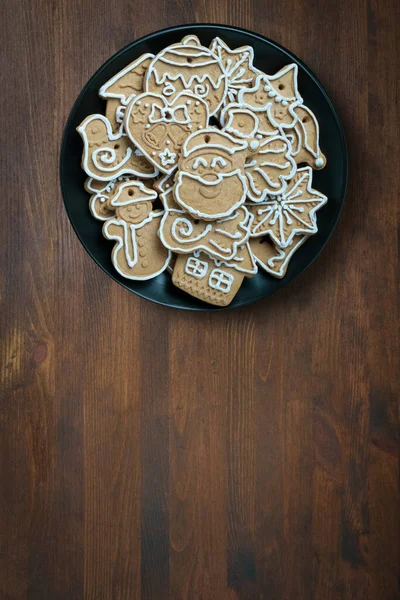 Різдвяне Імбирне Печиво Темній Тарілці Дерев Яному Фоні Копіювальним Простором — стокове фото