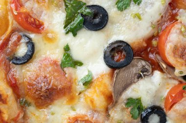 İtalyan pizzası, mozzarella ve kiraz domatesli, mantarlı, kırmızı soğanlı, baharatlı, ketçaplı ve biberli. İtalyan yemekleri..