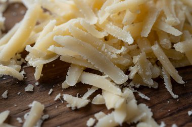 Bir yığın rendelenmiş parmesan, sağlıklı yiyecek, süt ürünü.