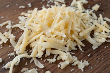 Bir yığın rendelenmiş parmesan, sağlıklı yiyecek, süt ürünü.