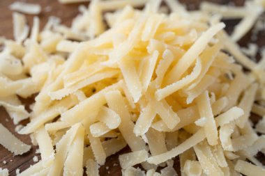 Bir yığın rendelenmiş parmesan, sağlıklı yiyecek, süt ürünü.