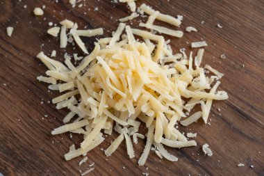Bir yığın rendelenmiş parmesan, sağlıklı yiyecek, süt ürünü.