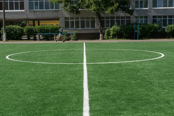 用人造草皮在现代体育场上做标记 学校体育馆 — 图库照片