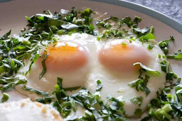 Jaja Smażone Zielonym Zbliżeniem Zdrowe Śniadanie — Zdjęcie stockowe