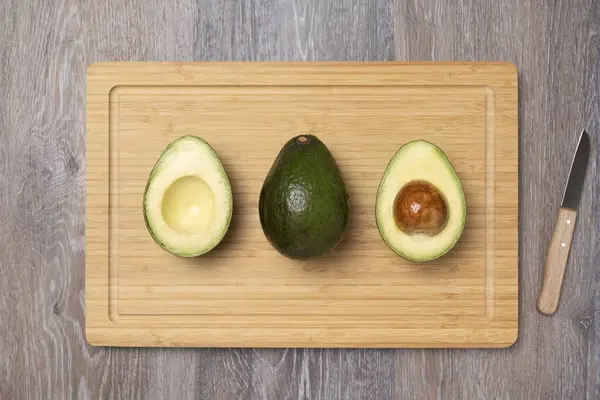 Three Ripe Haas Avocados Kitchen Cutting Board Top View Diet — Stock Photo, Image