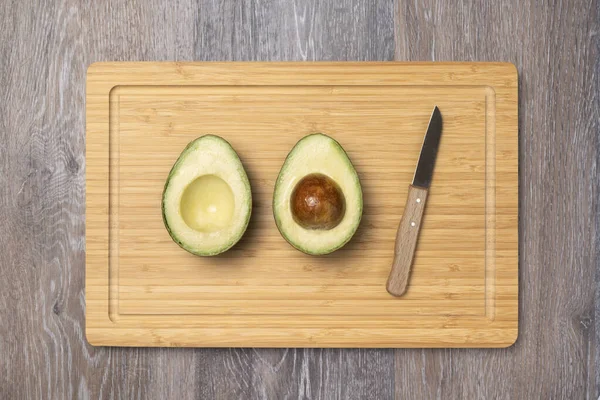 Ripe Haas Avocados Kitchen Cutting Board Top View Diet Food — Stockfoto