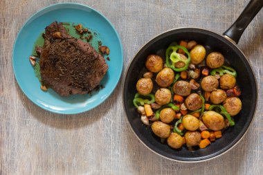 Büyük bir tavada kızarmış jambon, sebze ve baharatlı, Amerikan usulü kızarmış et ve patates, soslu fasulye ve abur cubur, metin için fotokopi alanı