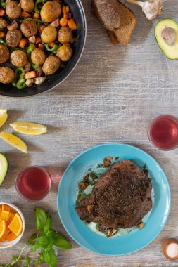 Büyük bir tavada kızarmış jambon, sebze ve baharatlı, Amerikan usulü kızarmış et ve patates, soslu fasulye ve abur cubur, metin için fotokopi alanı