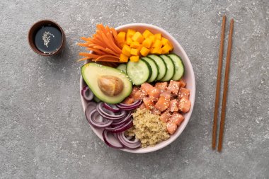 Somon ve sebzeli dürtme kabı, sağlıklı öğle yemeği, dengeli diyet..