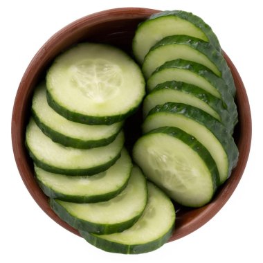 Çiğ salatalık, beyaz arka planda izole edilmiş bir kasede dilimlenmiş.