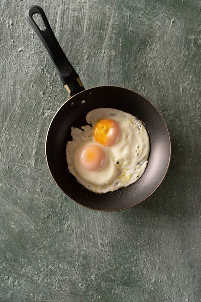 Ugly Fried Eggs Frying Pan Top View — Zdjęcie stockowe