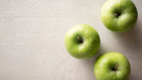 Grüne Äpfel Auf Dem Tisch Aus Nächster Nähe — Stockfoto