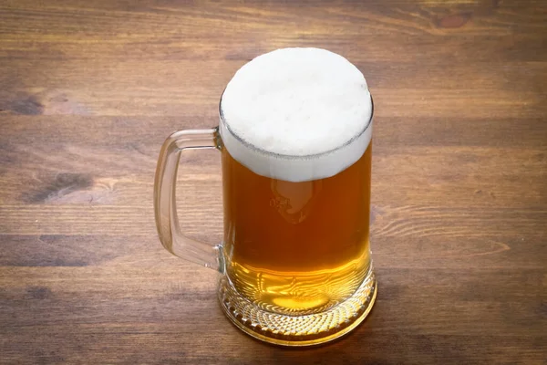 Uma Grande Caneca Cerveja Gelada Saborosa Leve Uma Mesa Madeira — Fotografia de Stock