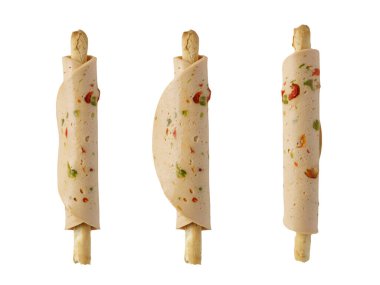 Beyaz arka planda izole edilmiş ekmek çubuğunda haşlanmış sosisli vejetaryen aperatifi.