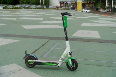 Almanya, Kassel, 27 Ağustos 2022, istasyon meydanında yakın plan bir elektrikli scooter.