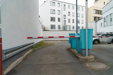 Otoparkın girişinde ya da kapalı alanda elektrik engeli