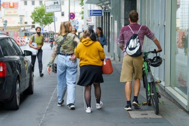 Almanya, Kassel, 27 Ağustos 2022, gayri resmi gençler şehrin sokaklarında yürüyor.