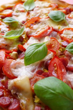 Lezzetli bir İtalyan pizzasının yakın çekim görüntüsü..