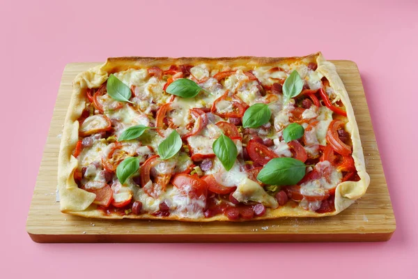 Deliciosa Pizza Casera Sobre Fondo Rosa Primer Plano — Foto de Stock