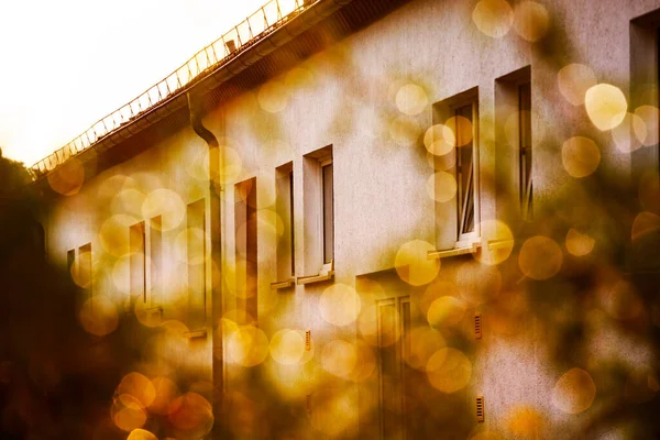 曇りの日に現代のアパートの建物 現代的なアパートの建物の建築の詳細とファサード 秋色墨色 — ストック写真