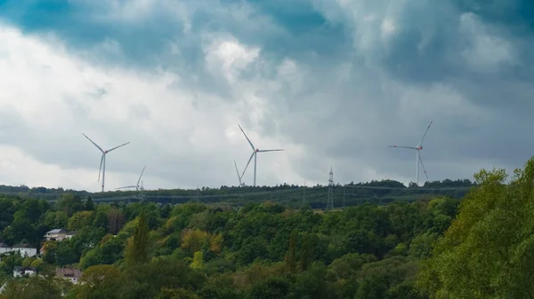 Větrné Turbíny Generují Elektřinu Zalesněných Kopcích Větrné Turbíny Jsou Zdrojem — Stock fotografie