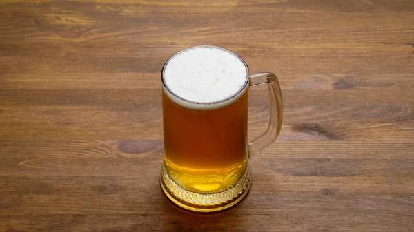 Uma Grande Caneca Cerveja Gelada Saborosa Leve Uma Mesa Madeira — Fotografia de Stock