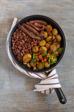 Büyük bir tavada kızarmış jambon, sebze ve baharatlı, Amerikan usulü kızarmış et ve patates, soslu fasulye ve abur cubur, metin için fotokopi alanı