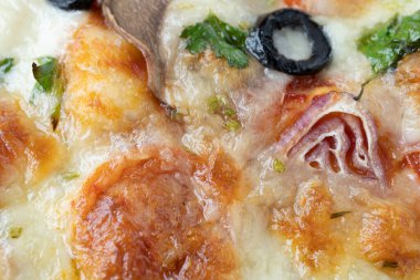 İtalyan pizzası, mozzarella ve kiraz domatesli, mantarlı, kırmızı soğanlı, baharatlı, ketçaplı ve biberli. İtalyan yemekleri..