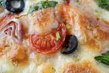 İtalyan pizzası, mozzarella ve kiraz domatesli, mantarlı, kırmızı soğanlı, baharatlı, ketçaplı ve biberli. İtalyan yemekleri..