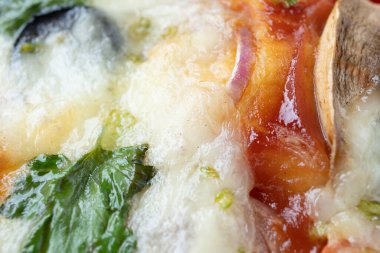 İtalyan pizzası, mozzarella ve kiraz domatesli, mantarlı, kırmızı soğanlı, baharatlı, ketçaplı ve biberli. İtalyan yemekleri..