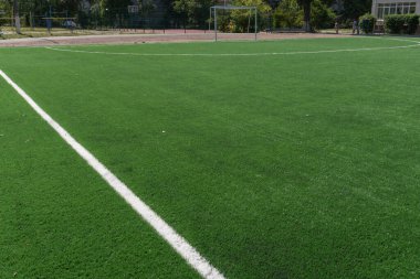 Modern bir stadyumda suni çim ile işaretleniyor. Okul stadyumu.