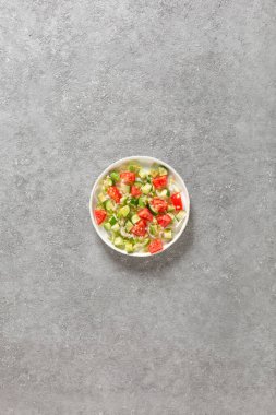 Taze sebze salatası ve kinoa tohumu ve zeytinyağı ile birlikte otlar. 