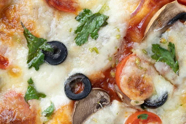 Macro Shot Pizza Italiana Con Mozzarella Tomates Cherry Champiñones Cebollas — Foto de Stock
